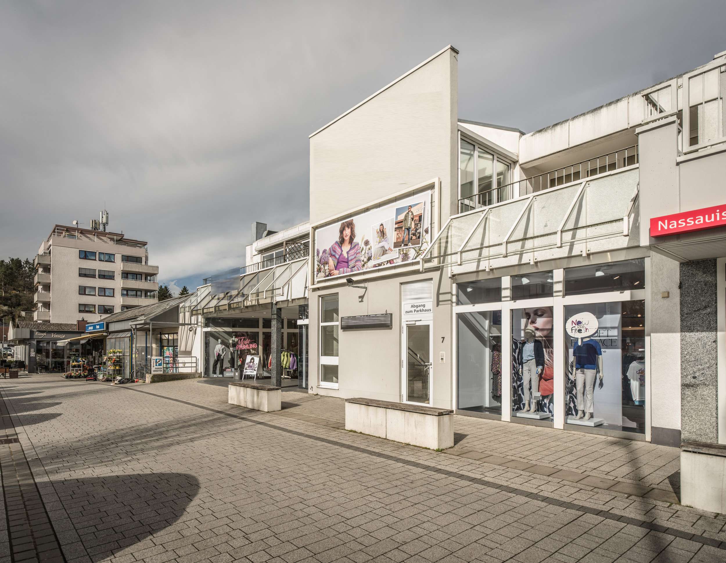 NEU  GEHOBENE VERKAUFSFLÄCHE, BÜRORÄUME & EINE WOHNUNG ! GESCHÄFTSHAUS TAUNUSSTEIN !