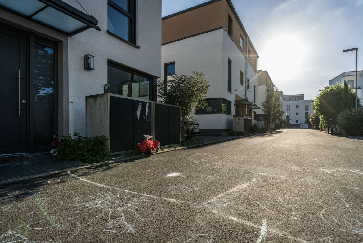 EINDRUCKSVOLL UND EXKLUSIV. IHR NEUBAU IN DER LAGE !