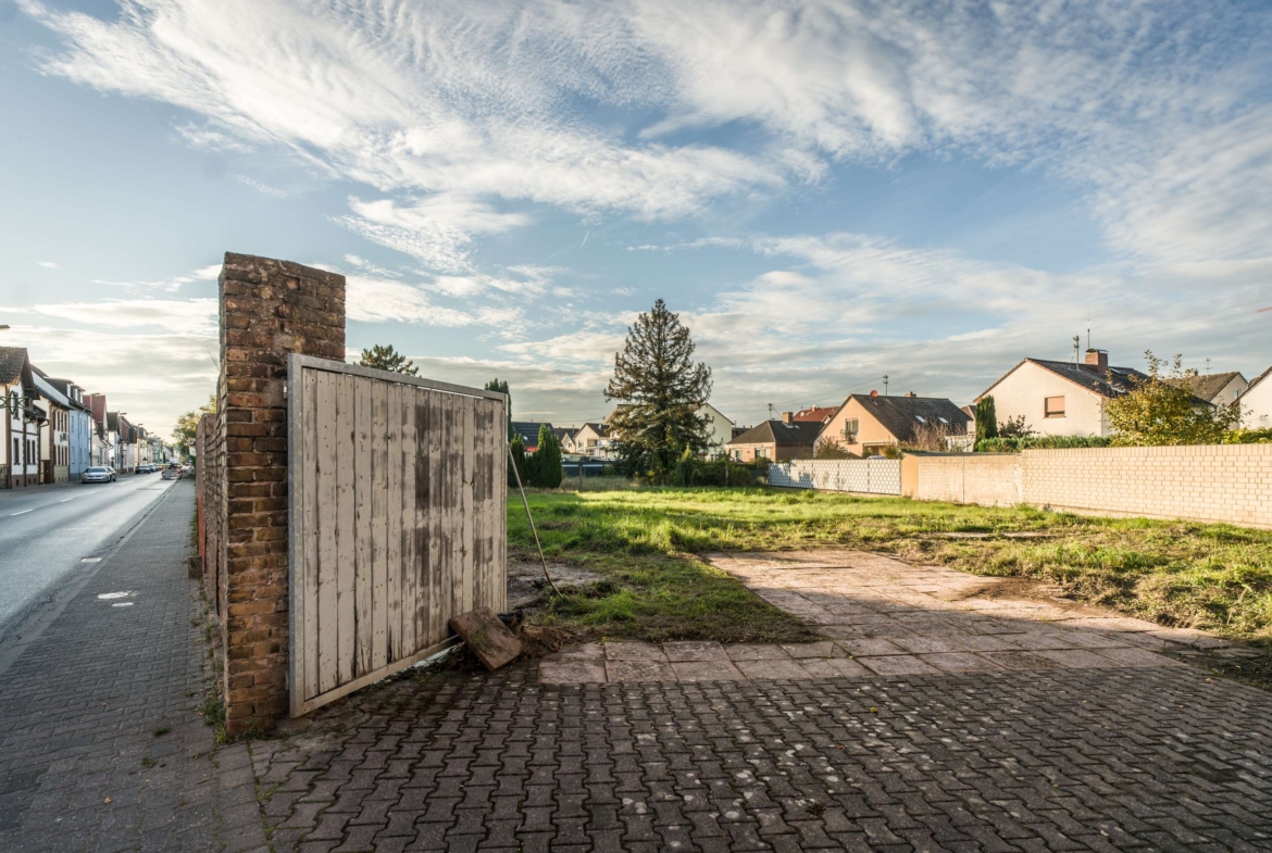 EIN LEERES MEHRFAMILIENHAUS FÜR SIE !