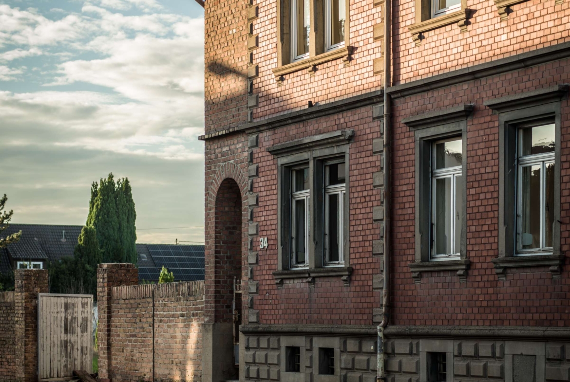 EIN LEERES MEHRFAMILIENHAUS FÜR SIE !