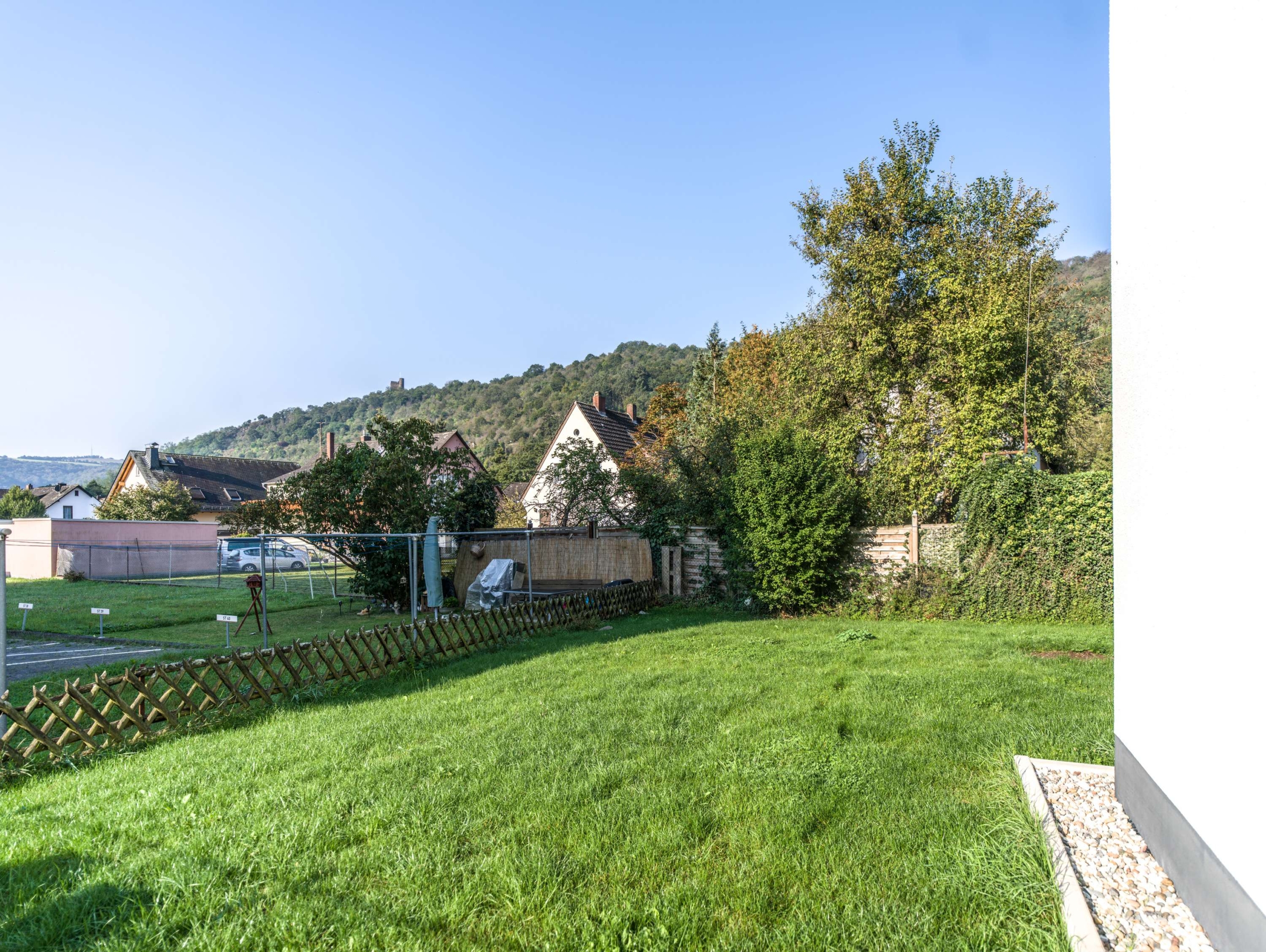 NEUBAU MIT GARTEN UND EBK ! WAS WILL MAN MEHR ?