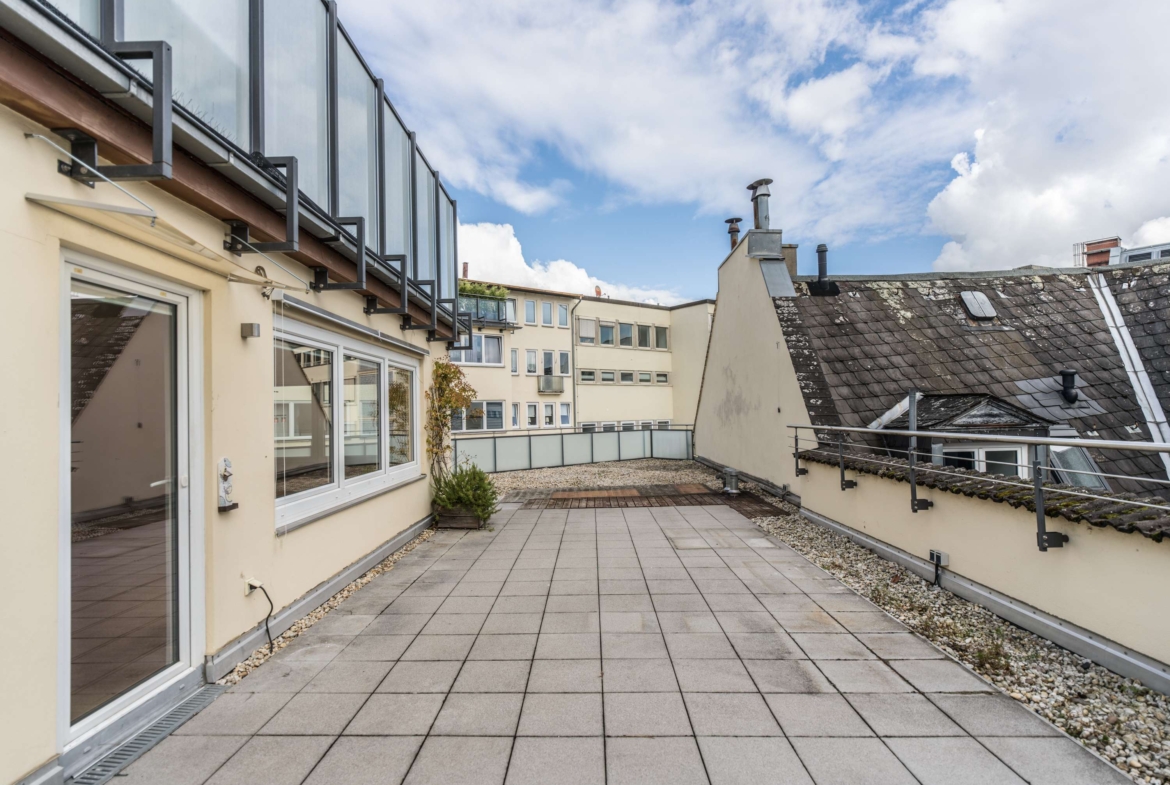 UNFASSBARE DACHTERRASSE ! ZENTRALER GEHT NICHT !