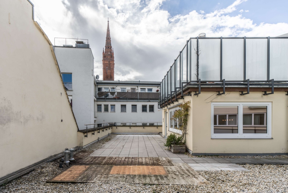 UNFASSBARE DACHTERRASSE ! ZENTRALER GEHT NICHT !