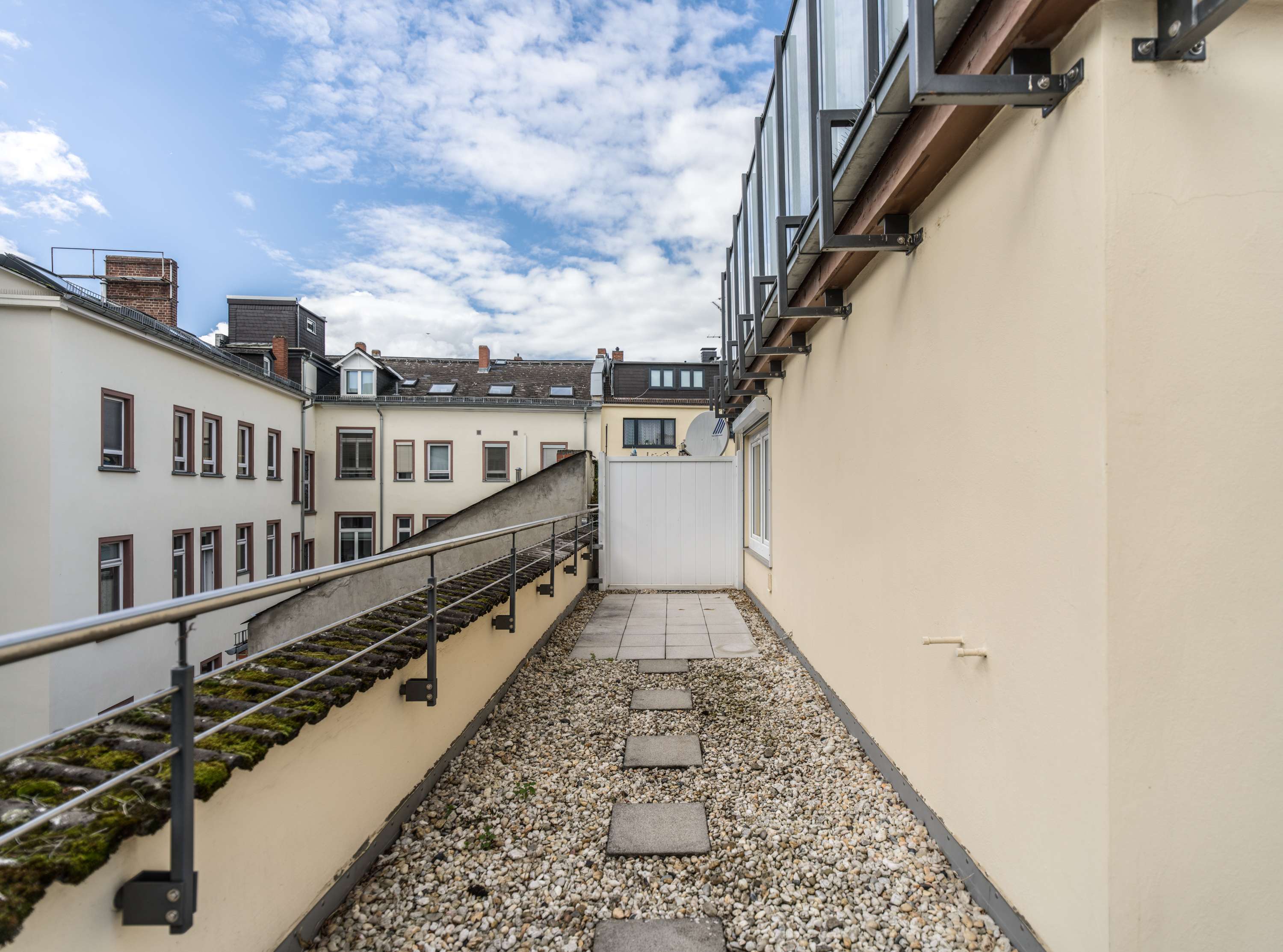 WOW  ZENTRALER ALS HIER GEHT ES NICHT UND DAS MIT RIESIGER DACHTERRASSE !