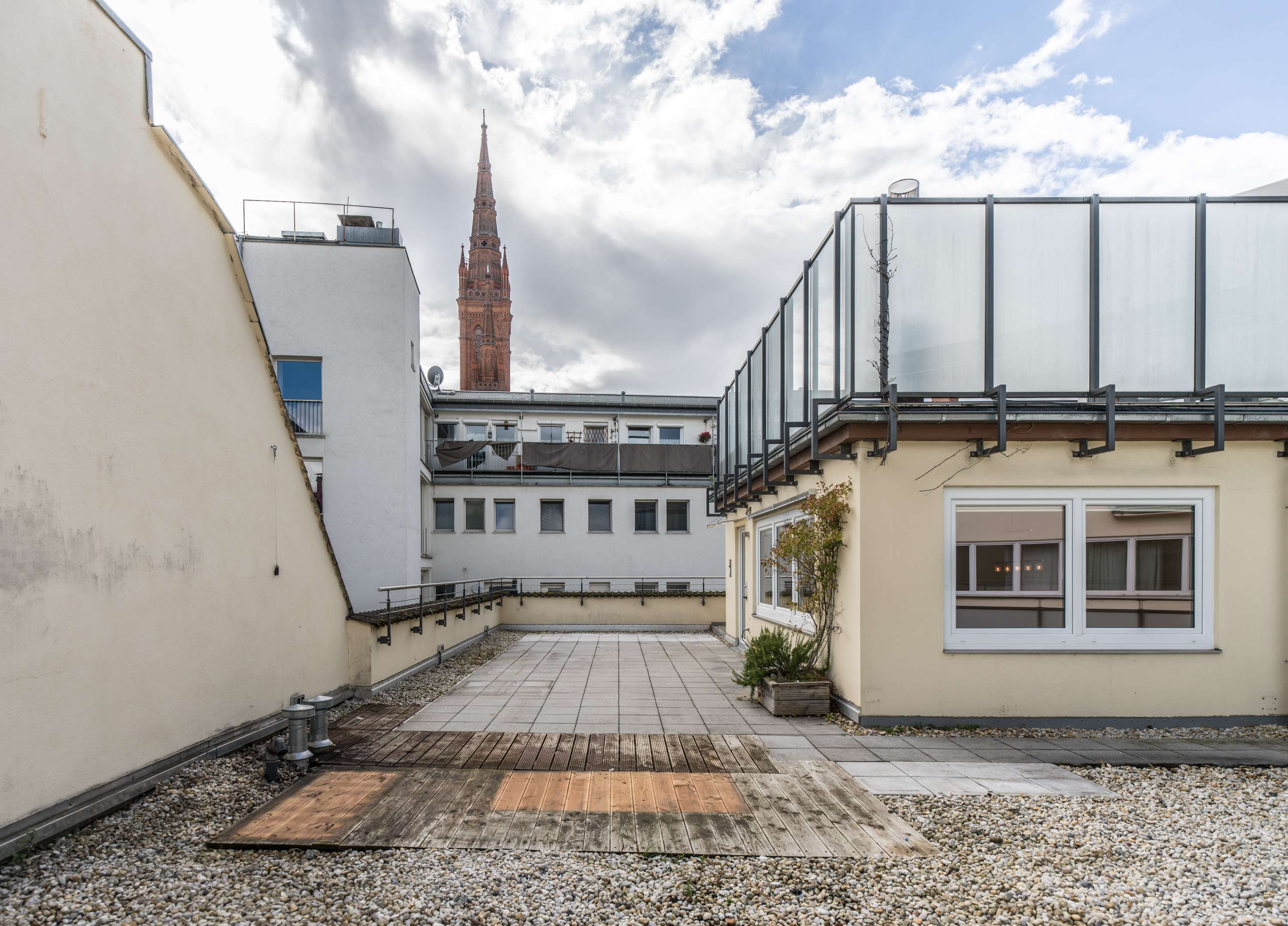 WOW  ZENTRALER ALS HIER GEHT ES NICHT UND DAS MIT RIESIGER DACHTERRASSE !