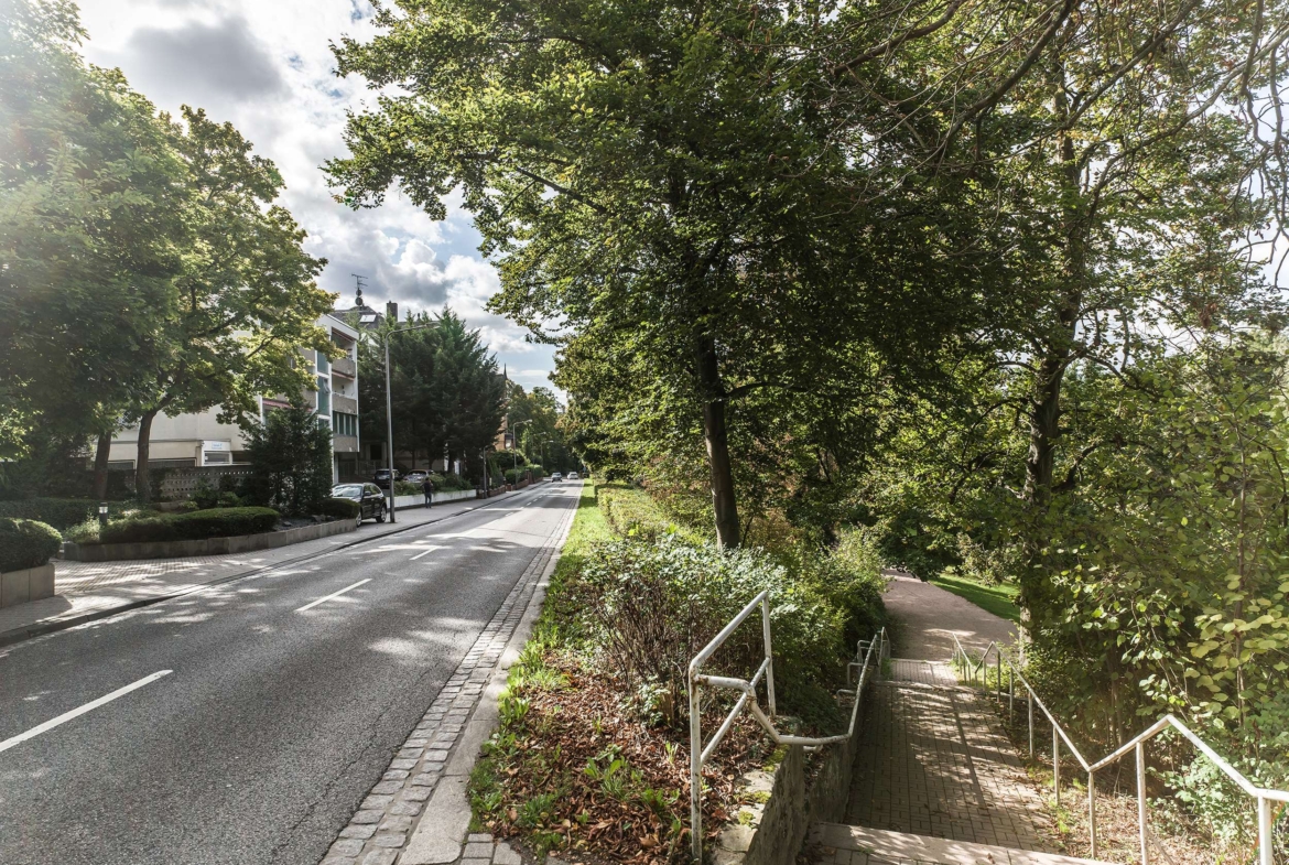 IHR AUSSENSTELLPLATZ! KEINE LANGE SUCHE MEHR NACH PARKPLÄTZEN!