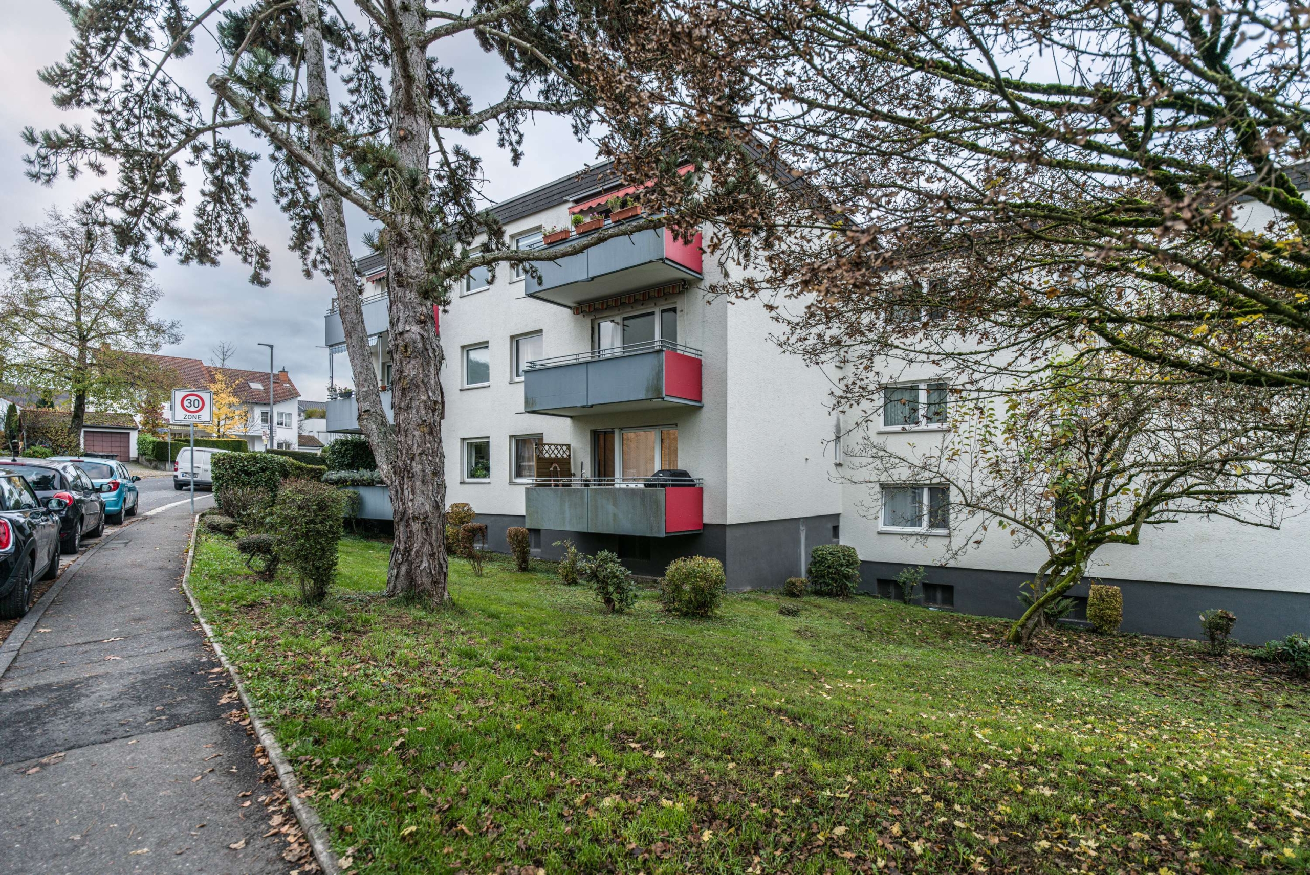 TOP  SCHLAGEN SIE JETZT ZU ! ATTRAKTIVE 3-ZIMMER-WOHNUNG IN NAUROD !