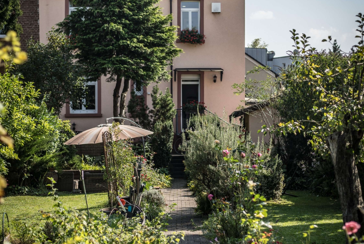 IHR HAUS MIT GARTEN !