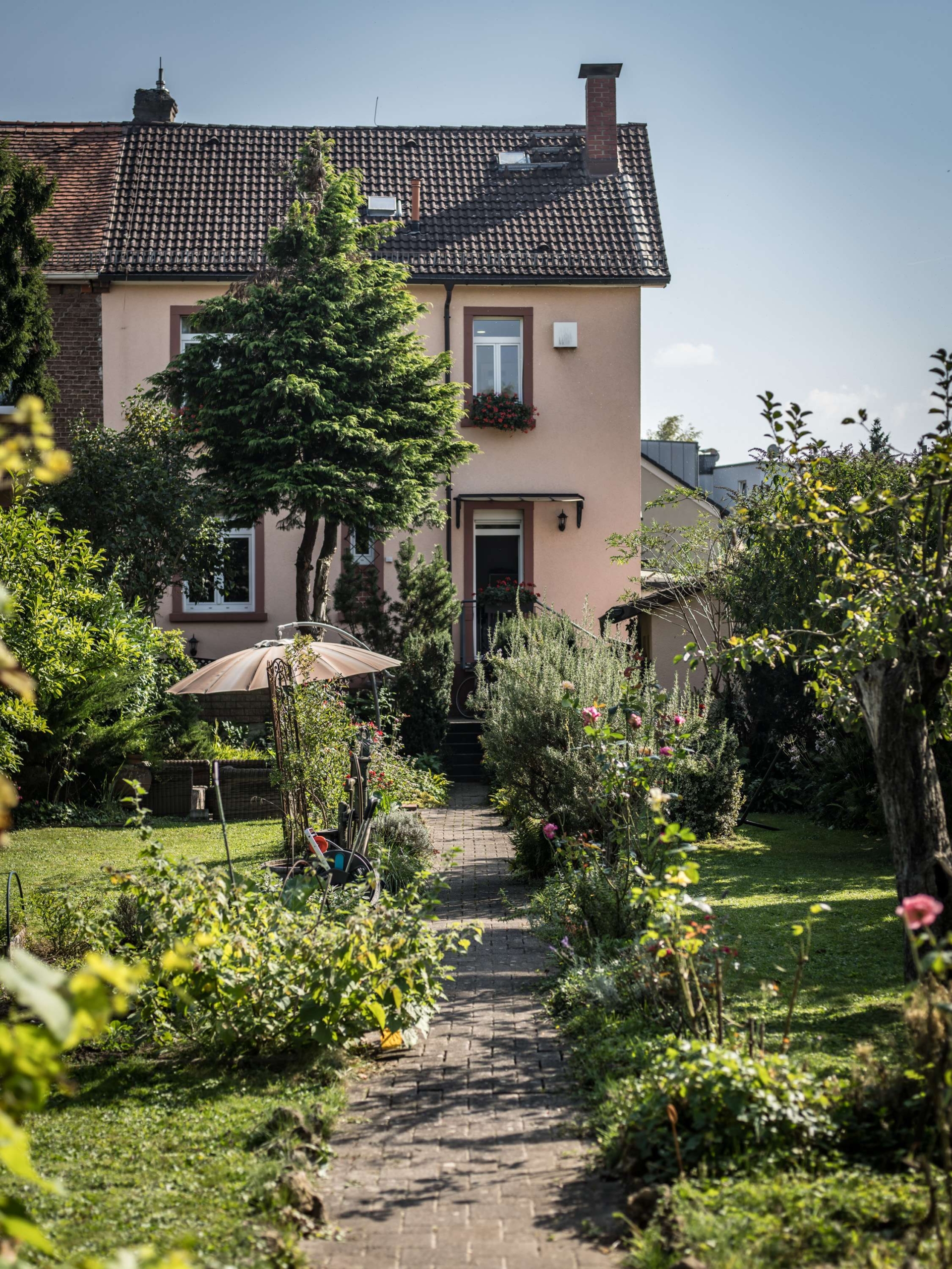 IHR HAUS MIT GARTEN !