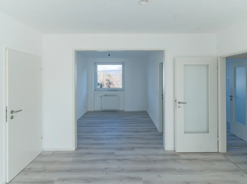 NEU  NEUE SANIERTE 3-ZIMMERWOHNUNG IN ZENTRALER LAGE MIT STELLPLATZ & BALKON !