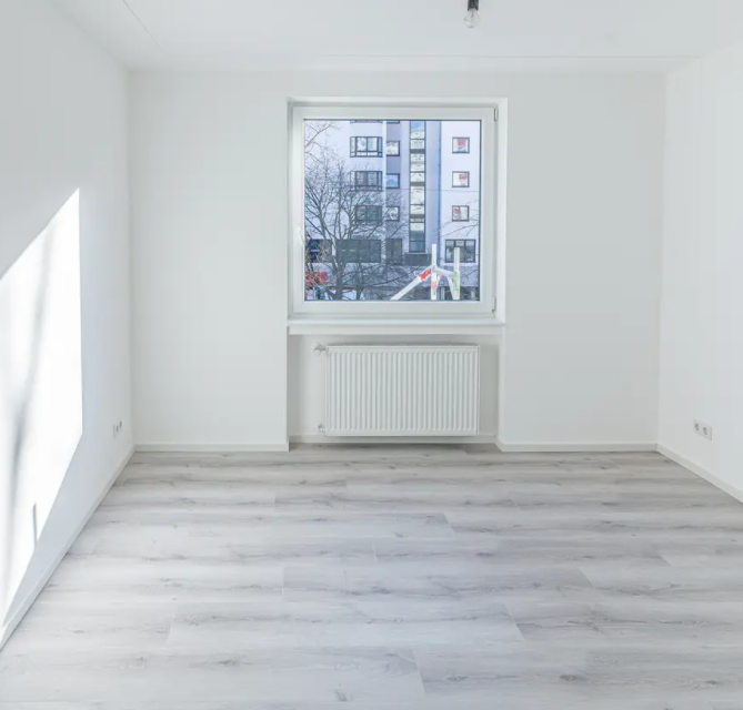 NEU  NEUE SANIERTE 3-ZIMMERWOHNUNG IN ZENTRALER LAGE MIT STELLPLATZ & BALKON !