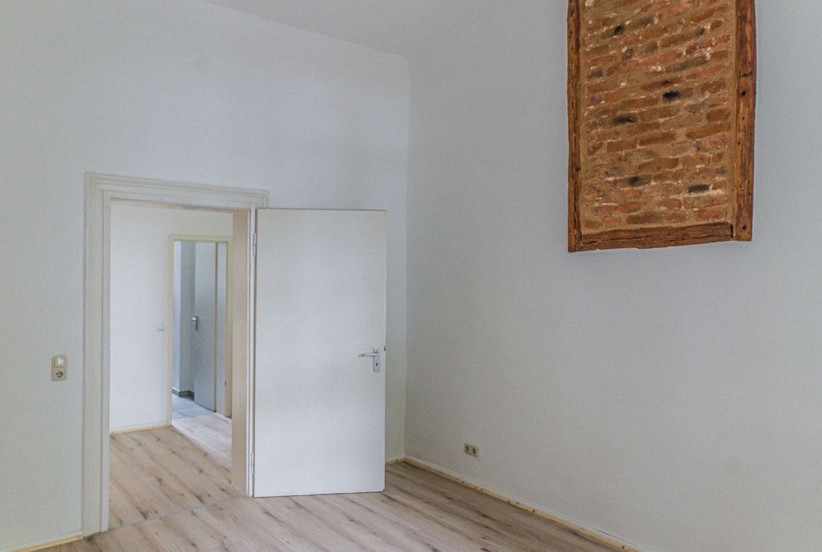 Neu  ALTBAU MIT EIGENEM HOF, RIESIGEN BALKON & EBK !