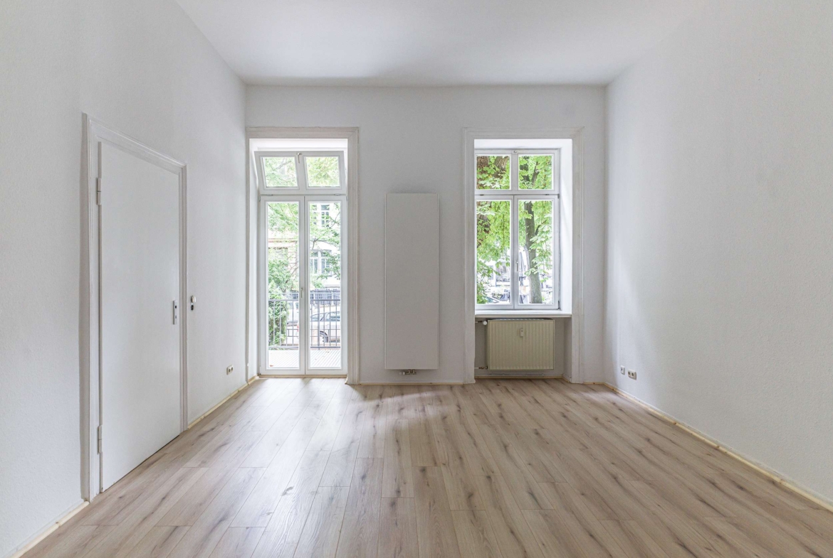 Neu  ALTBAU MIT EIGENEM HOF, RIESIGEN BALKON & EBK !