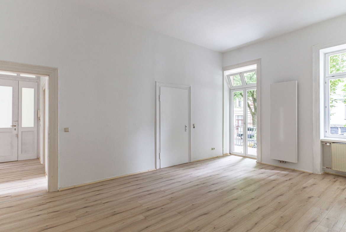 Neu  ALTBAU MIT EIGENEM HOF, RIESIGEN BALKON & EBK !