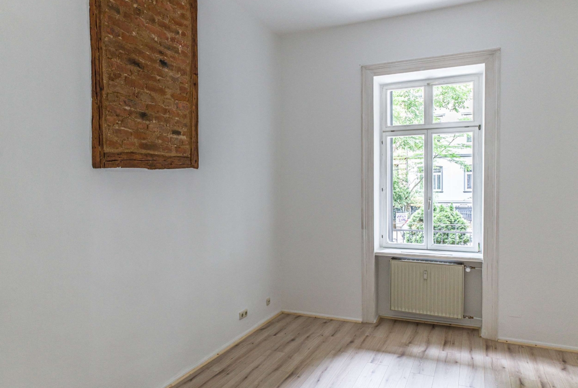 Neu  ALTBAU MIT EIGENEM HOF, RIESIGEN BALKON & EBK !