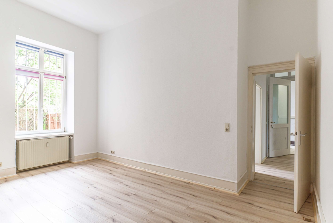 Neu  ALTBAU MIT EIGENEM HOF, RIESIGEN BALKON & EBK !