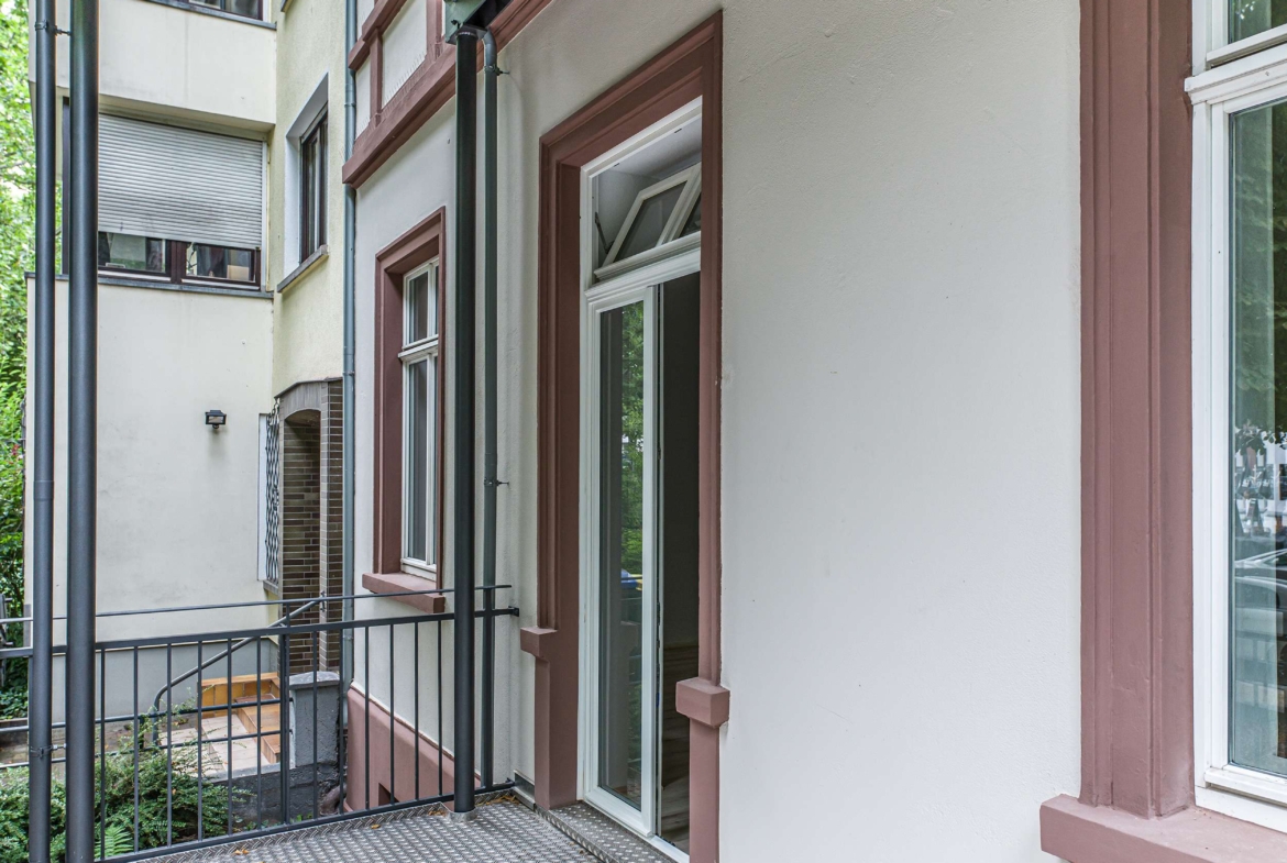 Neu  ALTBAU MIT EIGENEM HOF, RIESIGEN BALKON & EBK !