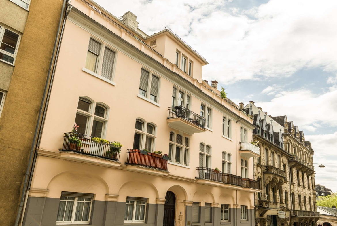 WOHNEN WIE IN EINEM HAUS DIREKT AN DER TAUNUSSTRASSE !