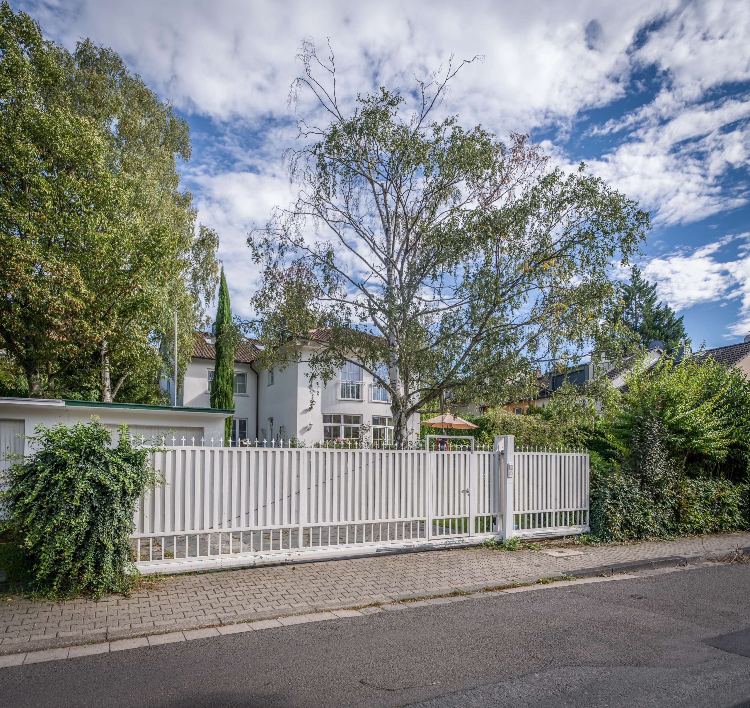 WOW  GROßES, SONNIGES EINFAMILIENHAUS - WIESBADEN SÜD-OST!